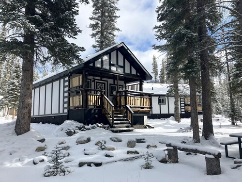 Airy Mountain Vacation Rental with Stunning Views near Banff, Canada