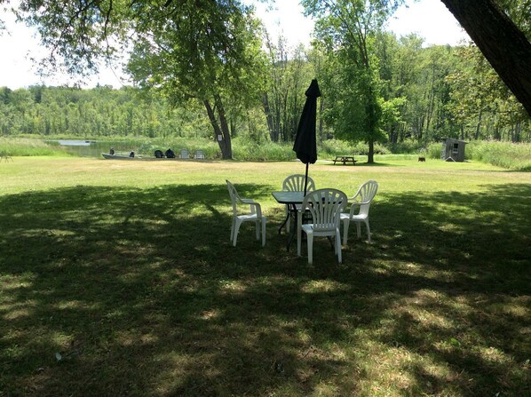 Outdoor dining - Charming Cabin Rental on Ferguson Lake near Renfrew, Ontario (Renfrew)