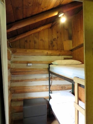 Room - Charming Cabin Rental on Ferguson Lake near Renfrew, Ontario (Renfrew)