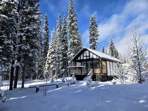 Spacious Family-Friendly Mountain Getaway near Banff, Alberta