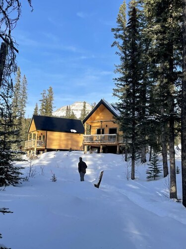 Spacious Family-Friendly Mountain Getaway near Banff, Alberta