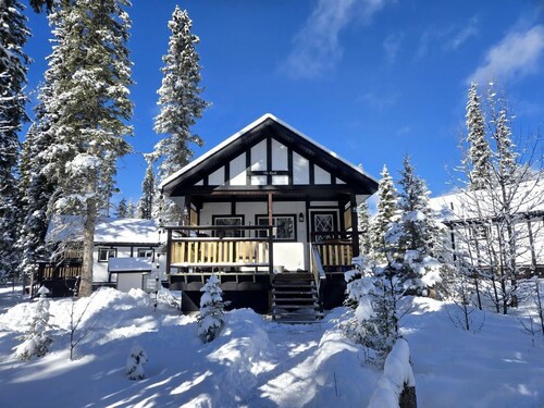 Rocky Mountain Cottage Rental for Four near Banff, Alberta