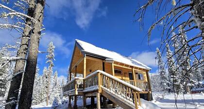 Luxury Cabin Rental for Two with BBQ and Fire Table in Nordegg, Alberta