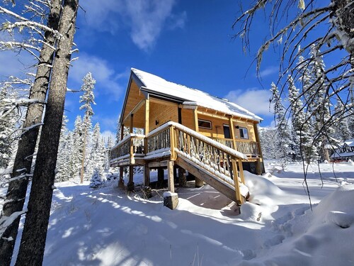 Luxury Cabin Rental for Two with BBQ and Fire Table in Nordegg, Alberta