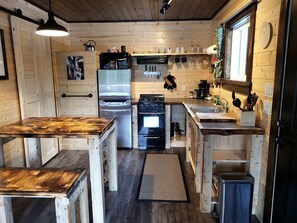 Refrigerador, horno, parrilla de estufa y cafetera y tetera