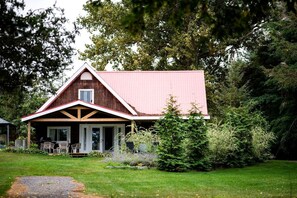 Exterior - Lakefront Chalet in Prince Edward County (Prince Edward County)