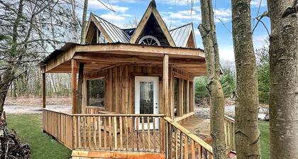 Cozy Secluded Tiny Cabin for a True Getaway in the Outdoors Surrounded by Nature in Simcoe, Ontario