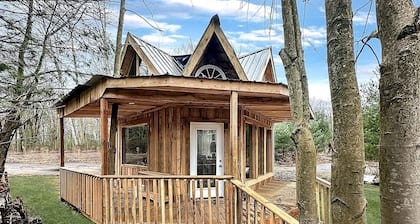 Cozy Secluded Tiny Cabin for a True Getaway in the Outdoors Surrounded by Nature in Simcoe, Ontario