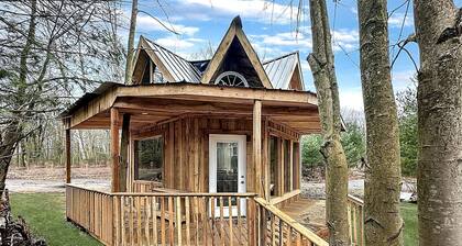 Cozy Secluded Tiny Cabin for a True Getaway in the Outdoors Surrounded by Nature in Simcoe, Ontario