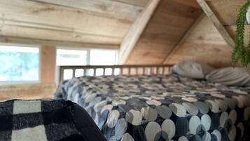 1 bedroom, bed sheets