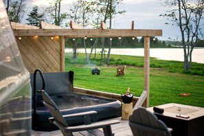 Outdoor spa tub - Luxury Domes Overlooking Beautiful Pomquet Beach in Nova Scotia (Antigonish)