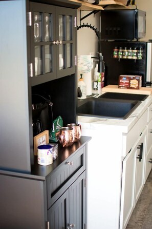 Private kitchen - Luxury Domes Overlooking Beautiful Pomquet Beach in Nova Scotia (Antigonish)