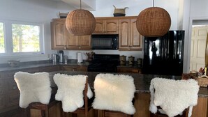 Coffee/tea maker, fridge, oven, stovetop