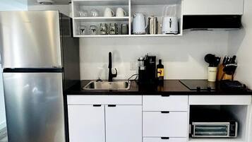 Wasserkocher mit Kaffee-/Teezubehör, Kühlschrank, Herdplatte