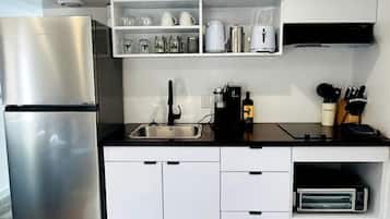 Cafetera o tetera, frigorífico, placa de cocina y utensilios de cocina