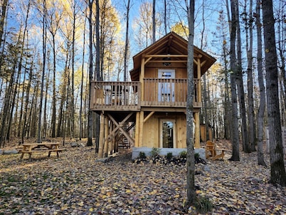 Unique Tree House Perfect for Families with BBQ in Callander, Ontario
