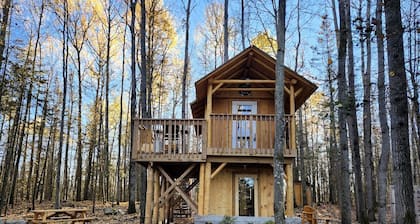 Unique Tree House Perfect for Families with BBQ in Callander, Ontario