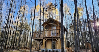Unique Tree House Perfect for Families with BBQ in Callander, Ontario