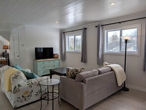 Living area - Aspen Acres Cabin with BBQ and Private Deck (Chatsworth)