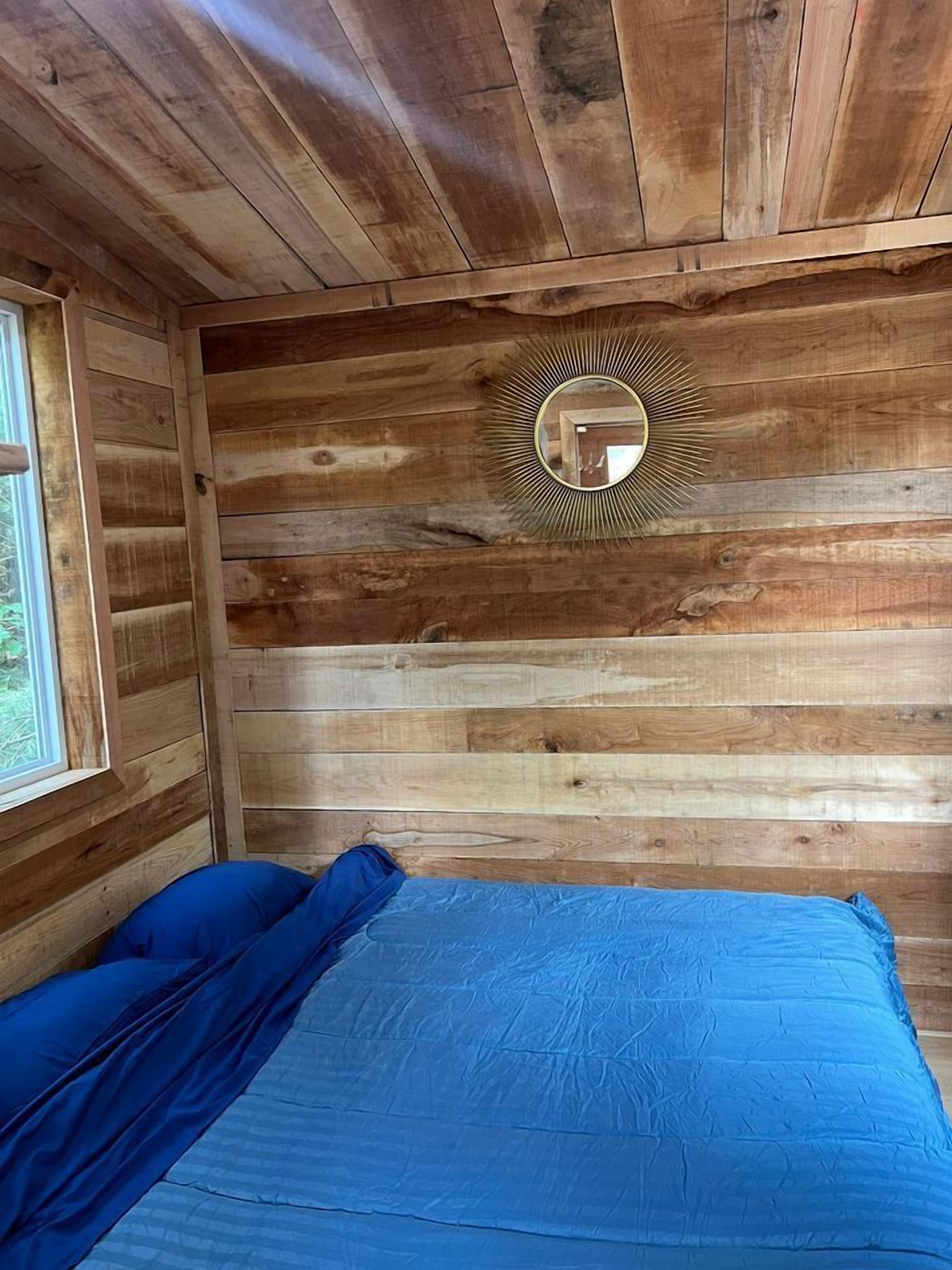 1 bedroom, bed sheets