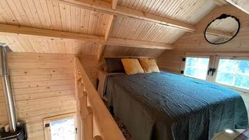 1 bedroom, bed sheets