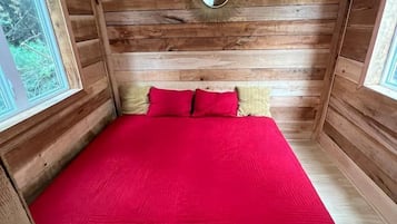 1 bedroom, bed sheets