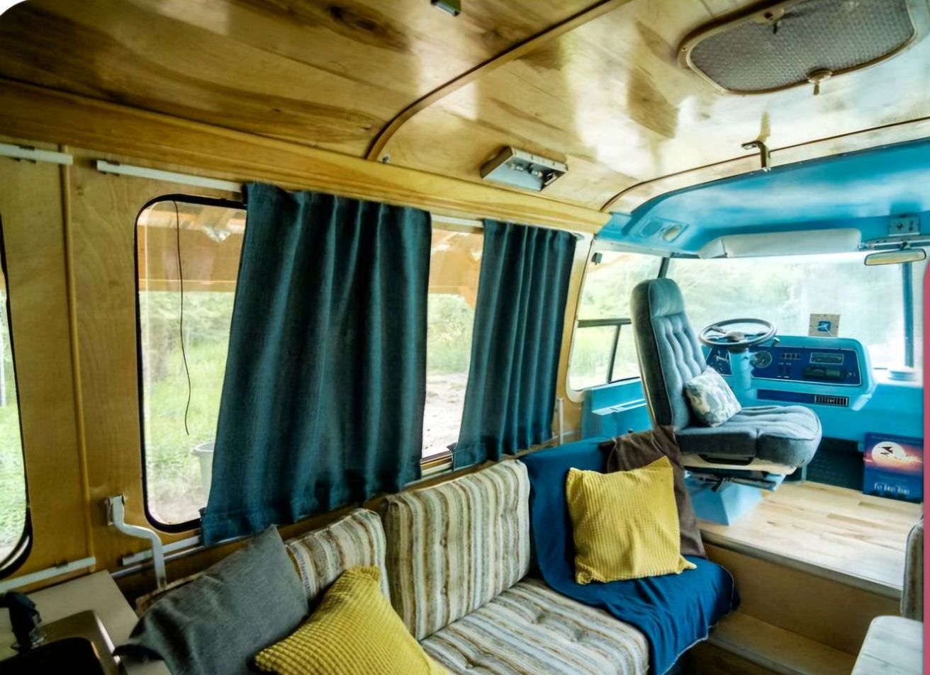 Un interior acogedor con un sofá, cojines, un volante y una ventana.