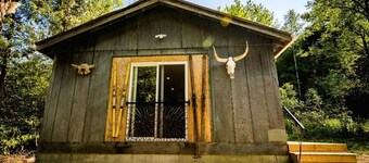 Secluded Forest Cabin with Screened Porch and Amazing Hiking Trails in Ontario