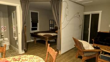 1 bedroom, bed sheets