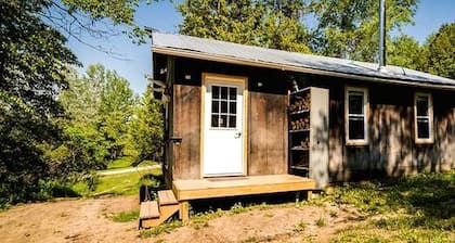 Secluded Forest Cabin with Screened Porch and Amazing Hiking Trails in Ontario