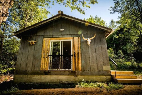 Secluded Forest Cabin with Screened Porch and Amazing Hiking Trails in Ontario