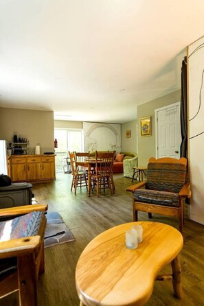 Living area - Secluded Forest Cabin with Screened Porch and Amazing Hiking Trails in Ontario (Blackstock)