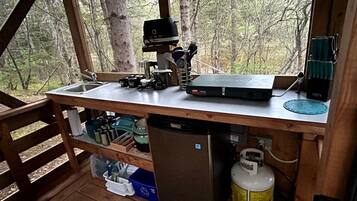 Coffee/tea maker, stovetop, cookware/dishes/utensils