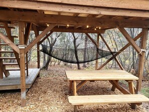 Outdoor dining - Cozy Tree House for a Unique Stay in Nature near Cocagne in New Brunswick (Cocagne)
