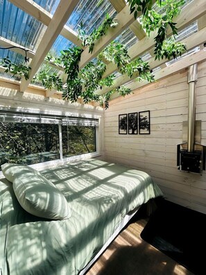 Room - Cozy Tree House for a Unique Stay in Nature near Cocagne in New Brunswick (Cocagne)