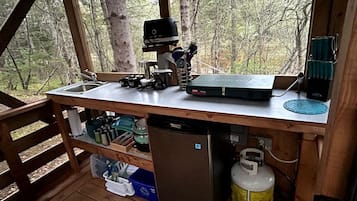 Coffee/tea maker, stovetop, cookware/dishes/utensils
