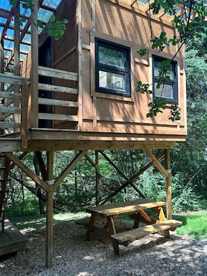 Outdoor dining - Cozy Tree House for a Unique Stay in Nature near Cocagne in New Brunswick (Cocagne)