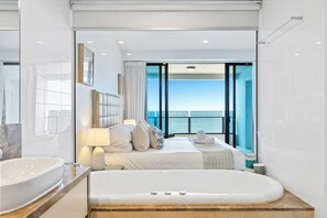 Een douche, een haardroger, handdoeken, zeep