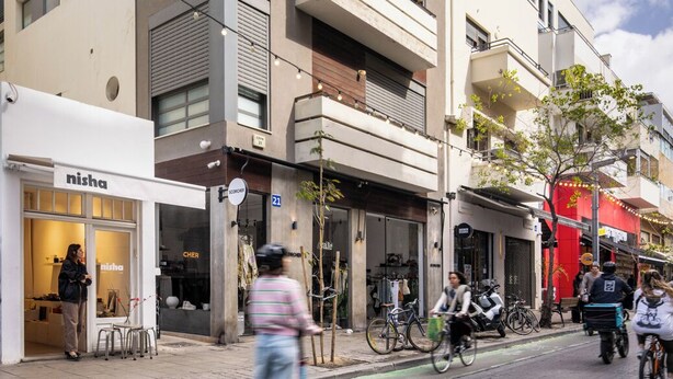 A modern building with a ground-floor shop named 'nisha'. - MAMAD - Chic and Comfort stay on Iconic (Tel Aviv)