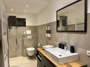 Douche, sèche-cheveux, serviettes fournies