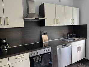 Kaffetrakter/tekoker, kjøleskap, mikrobølgeovn og ovn