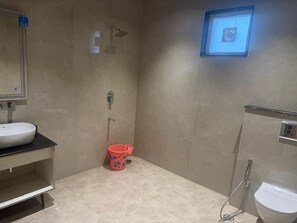 Kostenlose Toilettenartikel, Handtücher, Seife, Shampoo