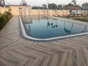 15 kolam renang outdoor