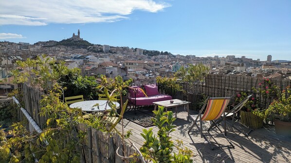 Outdoor dining - Duplex with a very large terrace, soaring above the city! (Marseille)