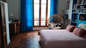 Room - Duplex with a very large terrace, soaring above the city! (Marseille)