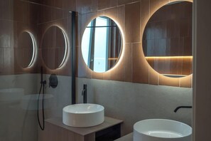 Shower, hair dryer, shampoo - Quiet Luxury | Jacuzzi, Sauna & Valletta Views (Sliema)