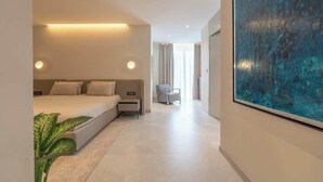 Habitación de hotel moderna con una cama grande, mesitas de noche, una silla y un cuadro abstracto de gran tamaño en la pared.