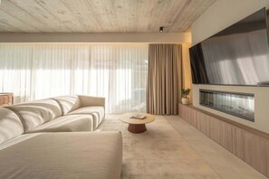 TV, fireplace, offices - Valletta views, hot tub, sauna, ferries | AZ12 (Sliema)