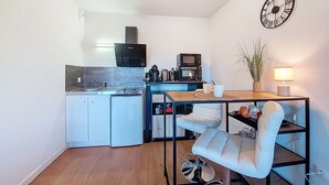 Fridge, microwave, cookware/dishes/utensils - Domaine de l'Androne by Interhome (Arcachon)