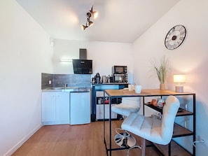 Fridge, microwave, cookware/dishes/utensils - Domaine de l'Androne by Interhome (Arcachon)